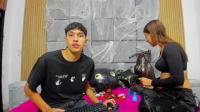 ChanellandMax online show from October 22, 2025, 1:10 pm