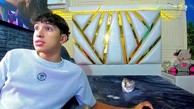 ChanellandMax online show from November 24, 2025, 1:22 pm