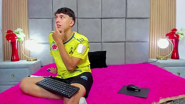 ChanellandMax online show from October 21, 2025, 1:10 pm