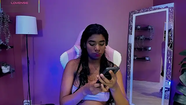 KendraChavez  online show from November 3, 2025, 10:46 pm