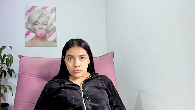 Snapshot of valeria_millers chatting on October 1, 2025, 1:37 pm valeria millers online show from October 1, 2025, 1:37 pm