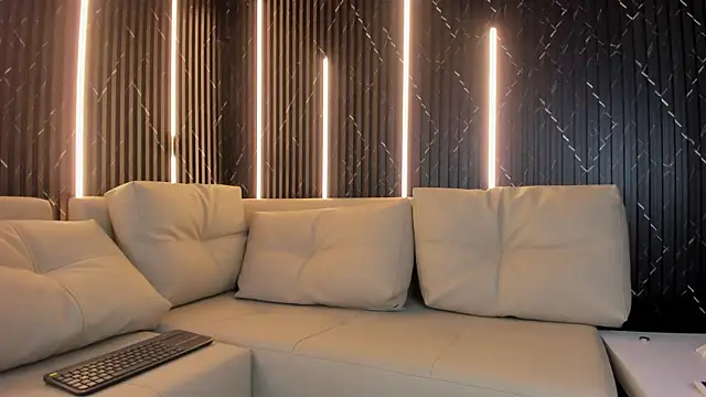 VioletRose as online show from April 4, 2026, 11:44 pm