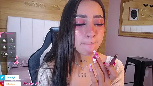 Abril Velvet a  online show from October 8, 2025, 1:01 pm