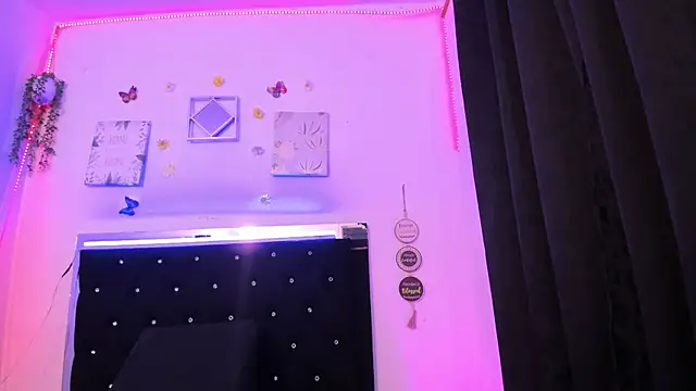 Snapshot of AkariRosetti chatting on October 22, 2025, 8:19 pm AkariRosetti online show from October 22, 2025, 8:19 pm