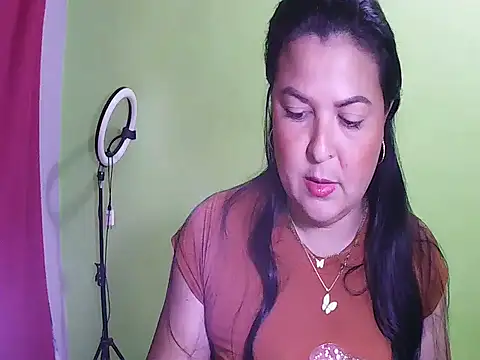 anapaulaa online show from November 4, 2025, 9:29 pm