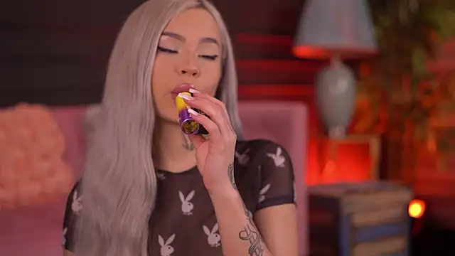 Snapshot of NickyBenz chatting on November 8, 2025, 7:06 pm NickyBenz online show from November 8, 2025, 7:06 pm