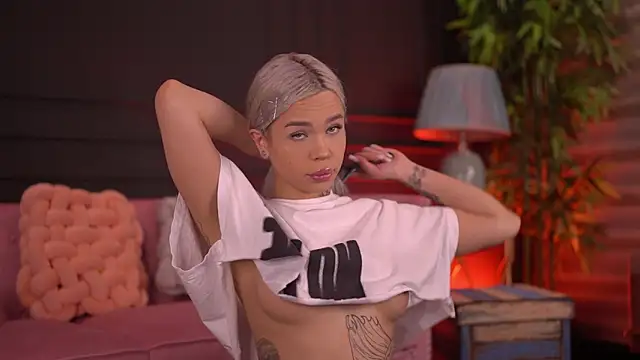 Snapshot of NickyBenz chatting on November 7, 2025, 6:56 pm NickyBenz online show from November 7, 2025, 6:56 pm