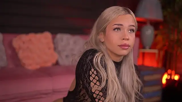 Snapshot of NickyBenz chatting on November 20, 2025, 7:03 pm NickyBenz online show from November 20, 2025, 7:03 pm