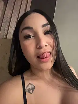 ReinaChloe online show from November 7, 2025, 5:23 am