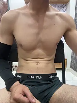 coupleyug online show from April 15, 2026, 4:33 pm