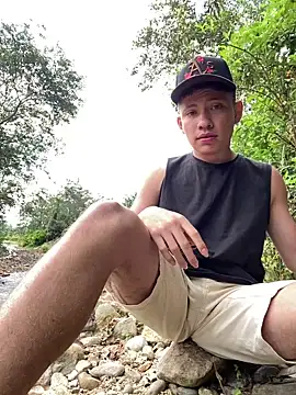 Snapshot of elfernh chatting on December 17, 2025, 1:16 pm elfernh online show from December 17, 2025, 1:16 pm