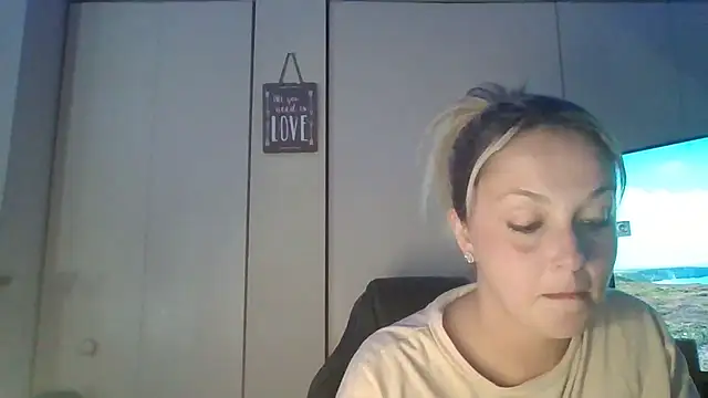 Snapshot of Candykissesxoxo chatting on October 12, 2025, 8:26 am Candykissesxoxo online show from October 12, 2025, 8:26 am