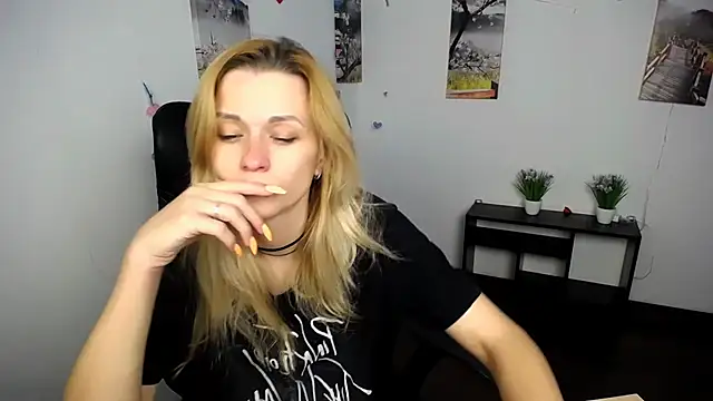 Snapshot of PeppyMia chatting on October 20, 2025, 6:15 am PeppyMia online show from October 20, 2025, 6:15 am