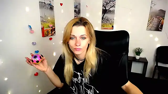 Snapshot of PeppyMia chatting on November 4, 2025, 7:34 am PeppyMia online show from November 4, 2025, 7:34 am