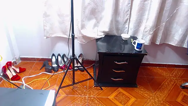 Aliizz ds online show from December 1, 2025, 10:54 pm