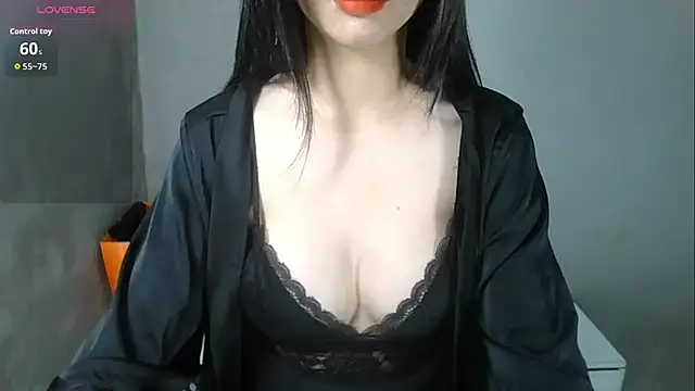 Snapshot of Voyerra_g chatting on October 28, 2025, 12:44 am Voyerra g online show from October 28, 2025, 12:44 am