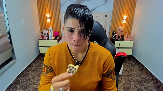 KAROLLJONES1 online show from February 5, 2026, 7:21 pm