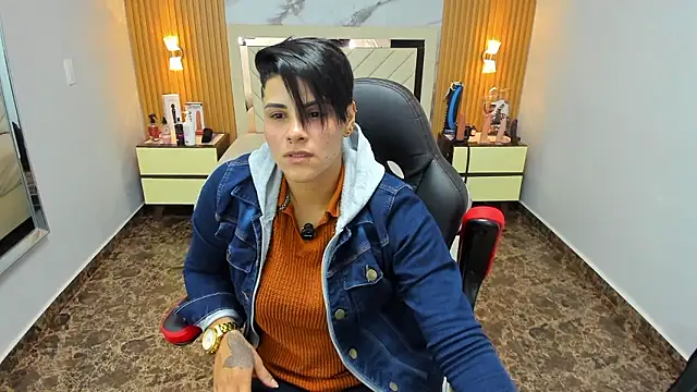 KAROLLJONES1 online show from January 7, 2026, 7:41 pm