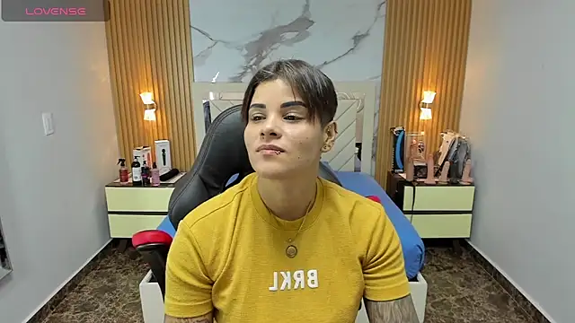 KAROLLJONES1 online show from November 4, 2025, 7:17 pm