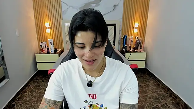 KAROLLJONES1 online show from December 22, 2025, 7:36 pm