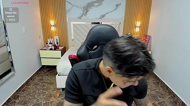 KAROLLJONES1 online show from October 29, 2025, 7:35 pm