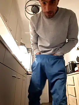 kompiee online show from September 28, 2025, 1:45 am