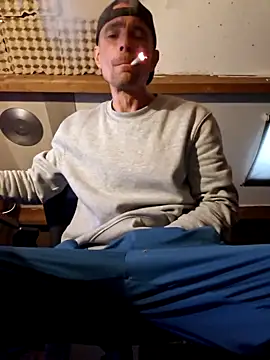 kompiee online show from November 15, 2025, 7:45 am