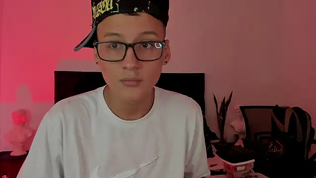 Snapshot of NoahLux chatting on September 16, 2025, 7:04 pm NoahLux online show from September 16, 2025, 7:04 pm