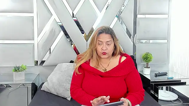 MonzerratBoyer online show from April 18, 2026, 6:43 pm