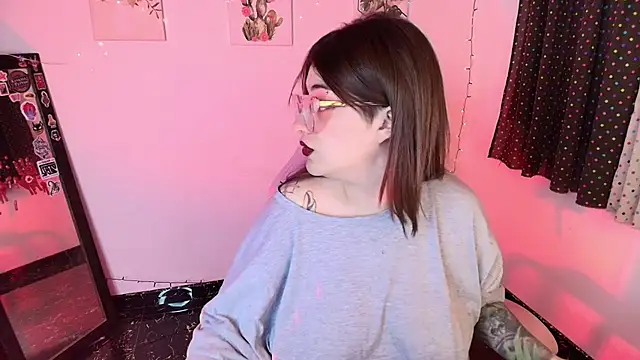 isaferrer06 online show from November 4, 2025, 5:44 am