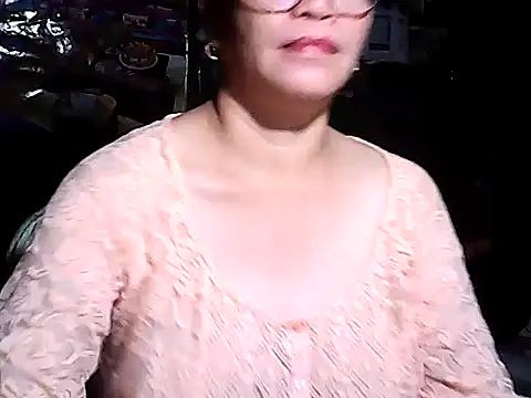 Snapshot of Adeline05 chatting on December 4, 2025, 9:19 am Adeline05 online show from December 4, 2025, 9:19 am