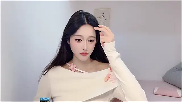 Snapshot of R_R6 chatting on October 6, 2025, 1:56 pm R R6 online show from October 6, 2025, 1:56 pm