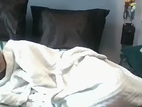 Snapshot of PHOENIXINTHEMIDDLE chatting on November 25, 2025, 8:36 am PHOENIXINTHEMIDDLE online show from November 25, 2025, 8:36 am