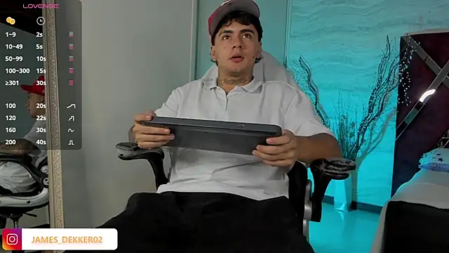 Snapshot of JamesDeker chatting on October 9, 2025, 8:20 pm JamesDeker online show from October 9, 2025, 8:20 pm