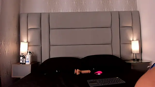 Snapshot of Mia-Medina chatting on December 19, 2025, 7:38 pm Mia-Medina online show from December 19, 2025, 7:38 pm