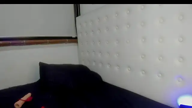 Snapshot of Roxannelorence_ chatting on November 8, 2025, 5:33 am Roxannelorence online show from November 8, 2025, 5:33 am