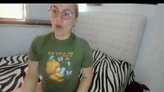 Snapshot of Roxannelorence_ chatting on October 29, 2025, 2:38 pm Roxannelorence online show from October 29, 2025, 2:38 pm