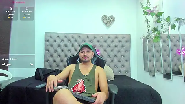 Snapshot of AndresSterling_ chatting on September 10, 2025, 11:15 pm AndresSterling online show from September 10, 2025, 11:15 pm