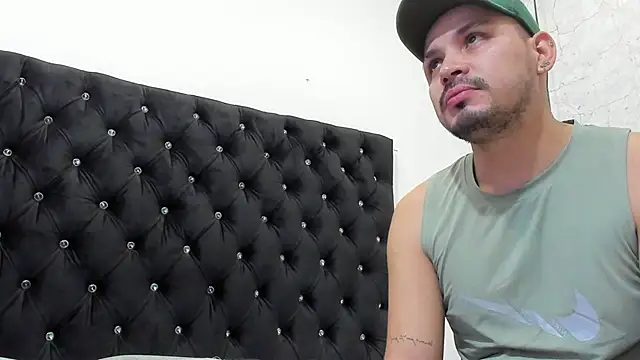 Snapshot of AndresSterling_ chatting on September 24, 2025, 11:10 pm AndresSterling online show from September 24, 2025, 11:10 pm
