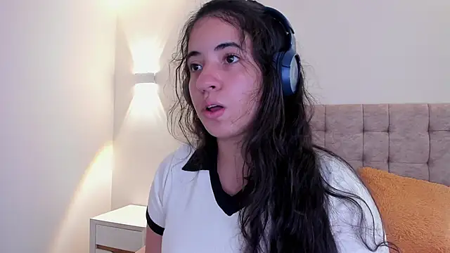 Nicol Chang online show from November 19, 2025, 8:20 pm