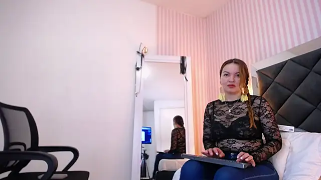 ViictoriaJones  online show from November 6, 2025, 12:42 pm