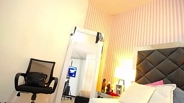 ViictoriaJones  online show from November 19, 2025, 1:22 pm