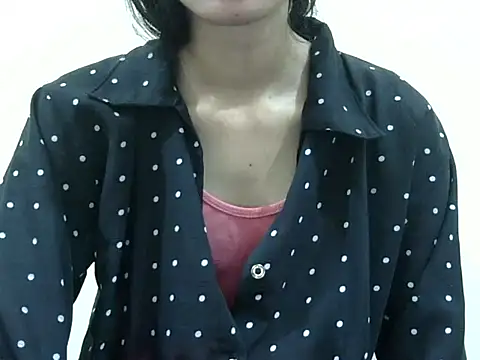 smallcuute online show from November 27, 2025, 9:48 pm