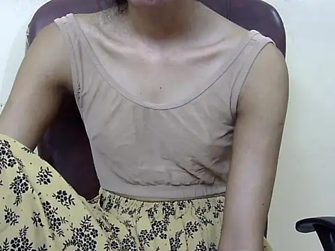 smallcuute online show from October 29, 2025, 6:29 pm