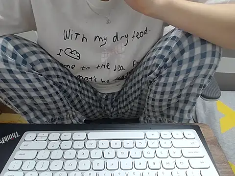 Lamoon 2k online show from October 28, 2025, 3:51 am