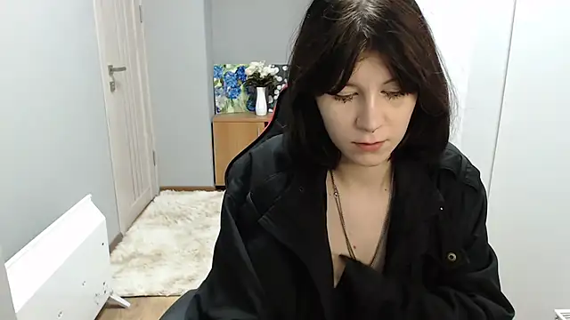 TinaQuiin online show from November 18, 2025, 8:50 am