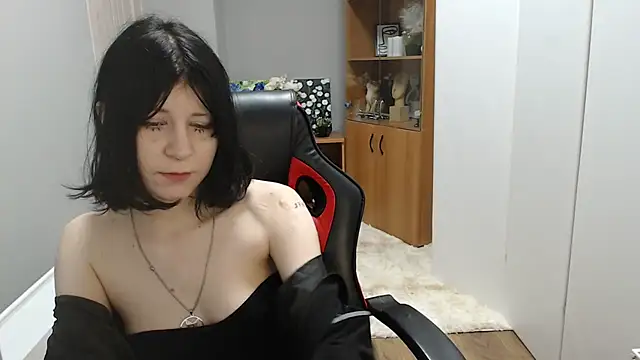 TinaQuiin online show from November 29, 2025, 8:58 am