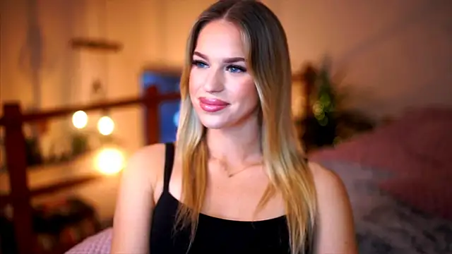 Snapshot of Emilyvanroessel chatting on November 7, 2025, 4:33 pm Emilyvanroessel online show from November 7, 2025, 4:33 pm