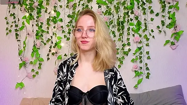 EmmaNovak online show from March 10, 2026, 7:29 pm