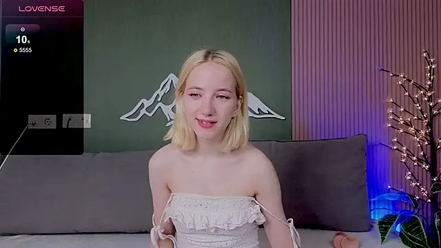 Snapshot of EmmaNovak chatting on September 29, 2025, 12:11 pm EmmaNovak online show from September 29, 2025, 12:11 pm